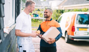 PostNL-bezorger levert een exemplaar van het boek 'Tot de Dood. En Terug...' door auteur Stefan Leys – de levering gaat al net zo vlot als zijn verhaal!